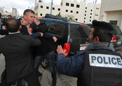 الأمن الفلسطيني يقبض على متظاهر ألقى البيض على وزير الخارجية الكندي - «رويترز»